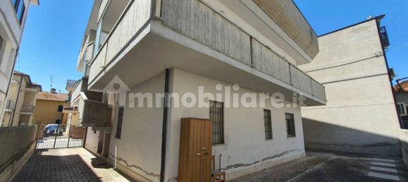 Edificio de 5 habitaciónes en Alba Adriatica, Italy No. 174147 19