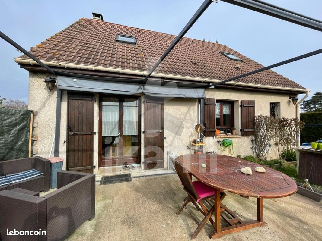 Casa de 4 dormitorios en Puiseaux, France No. 217538