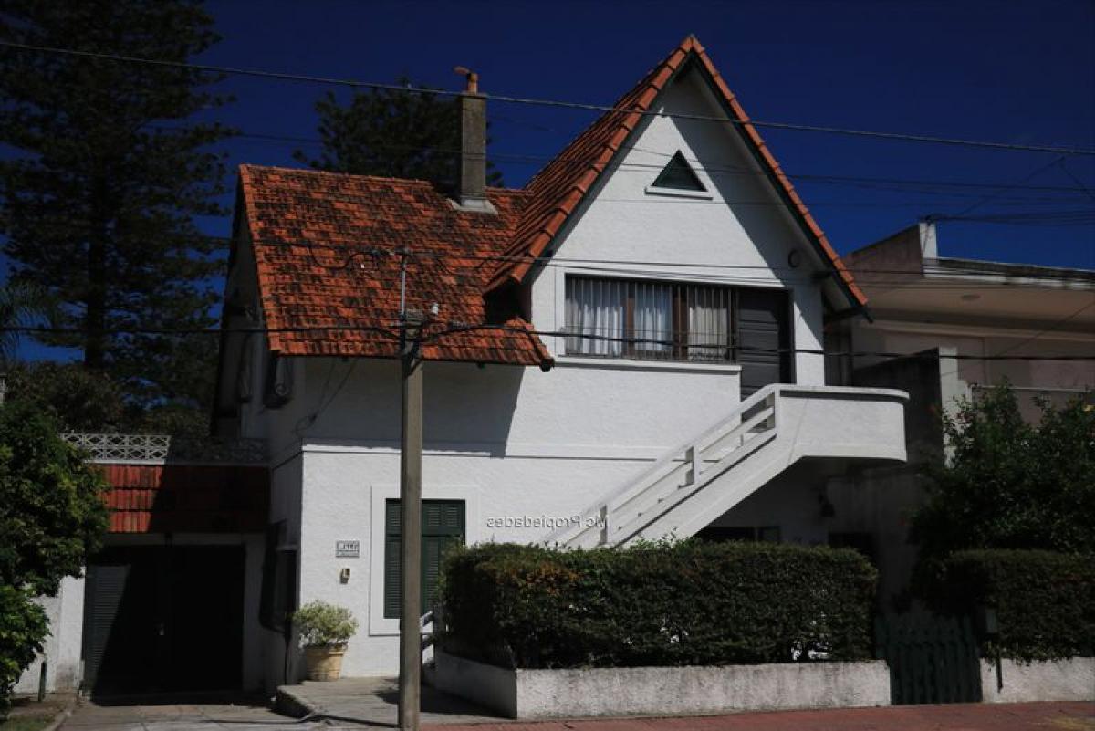 4 bedrooms House in Montevideo, Uruguay No. 7998