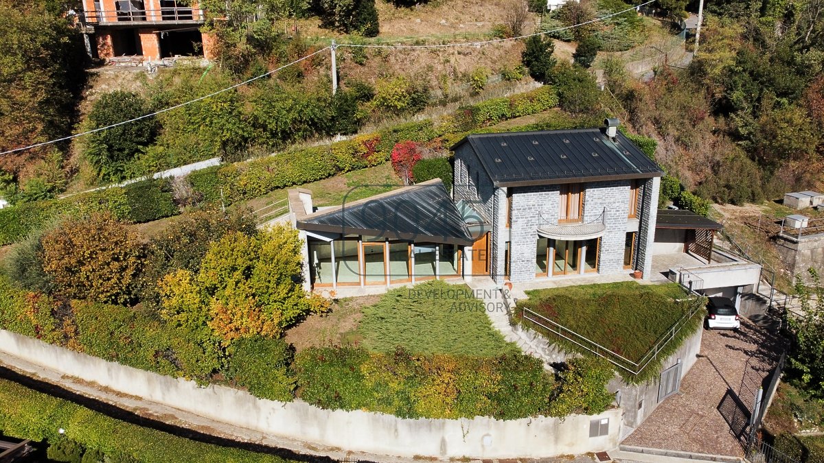 3 bedrooms Villa in Cernobbio, Italy No. 404379