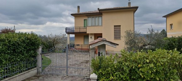 4 rooms Apartment in Fossato di Vico, Italy No. 50426 2