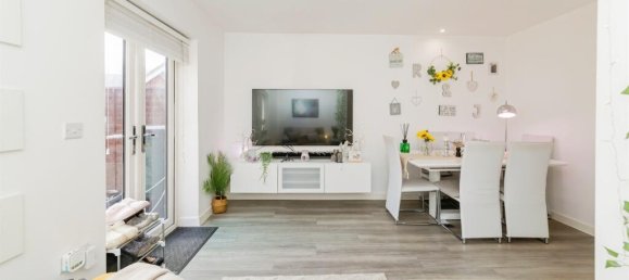 2 bedrooms House in Crawley, United Kingdom No. 6267 8