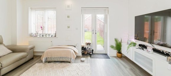 2 bedrooms House in Crawley, United Kingdom No. 6267 4