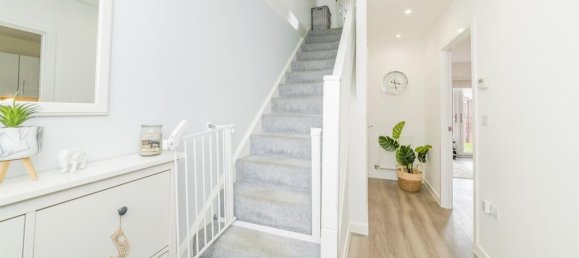 2 bedrooms House in Crawley, United Kingdom No. 6267 2