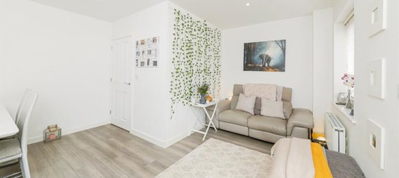 2 bedrooms House in Crawley, United Kingdom No. 6267 6