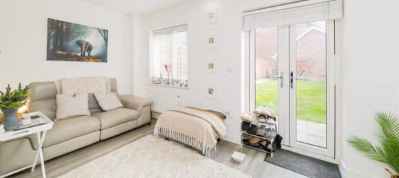 2 bedrooms House in Crawley, United Kingdom No. 6267 5