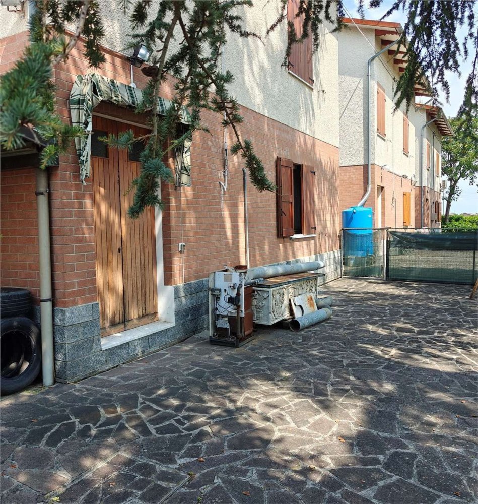 8 rooms House in Castelnuovo Rangone, Italy No. 298836