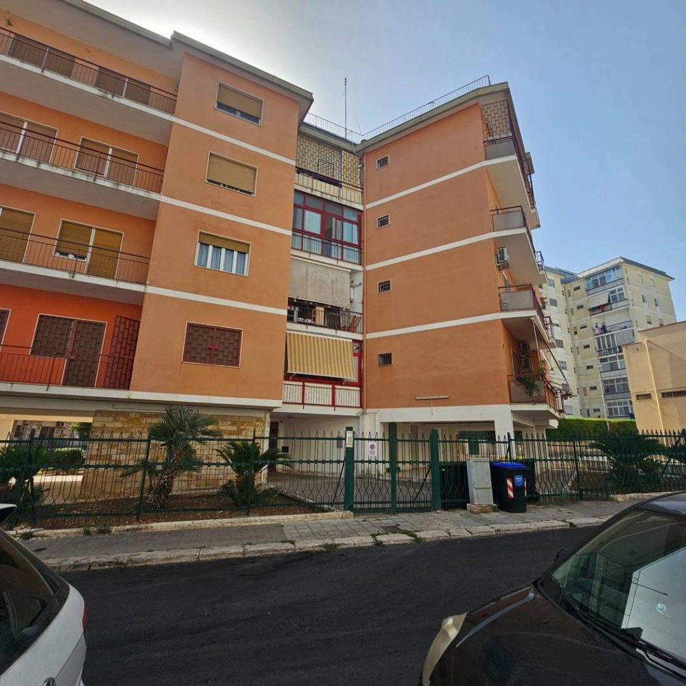 Apartamento de 4 habitaciónes en Bari, Italy No. 314493