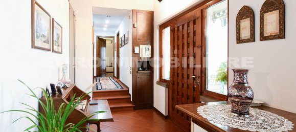 3 bedrooms Villa in Brescia, Italy No. 72880 9
