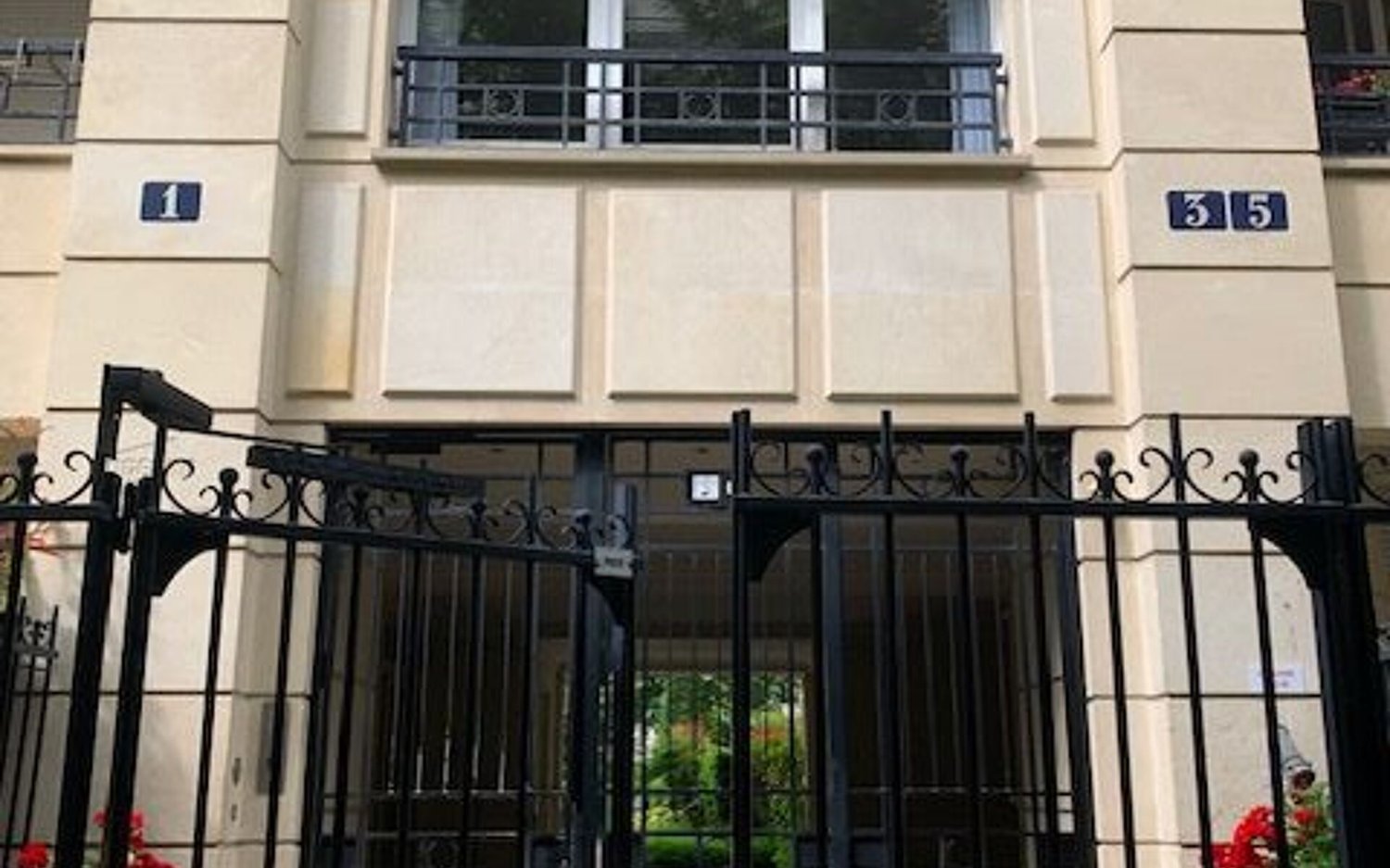 Парковка в Исси-ле-Мулино, Франция № 133939