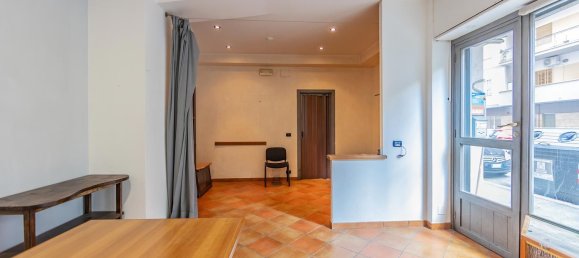 35m² Commercial property in Rome, Italy No. 353089 3