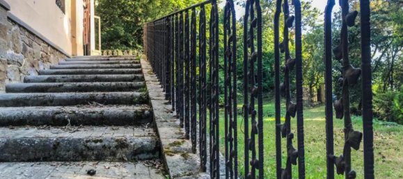 5 bedrooms Villa in Cortona, Italy No. 366 2