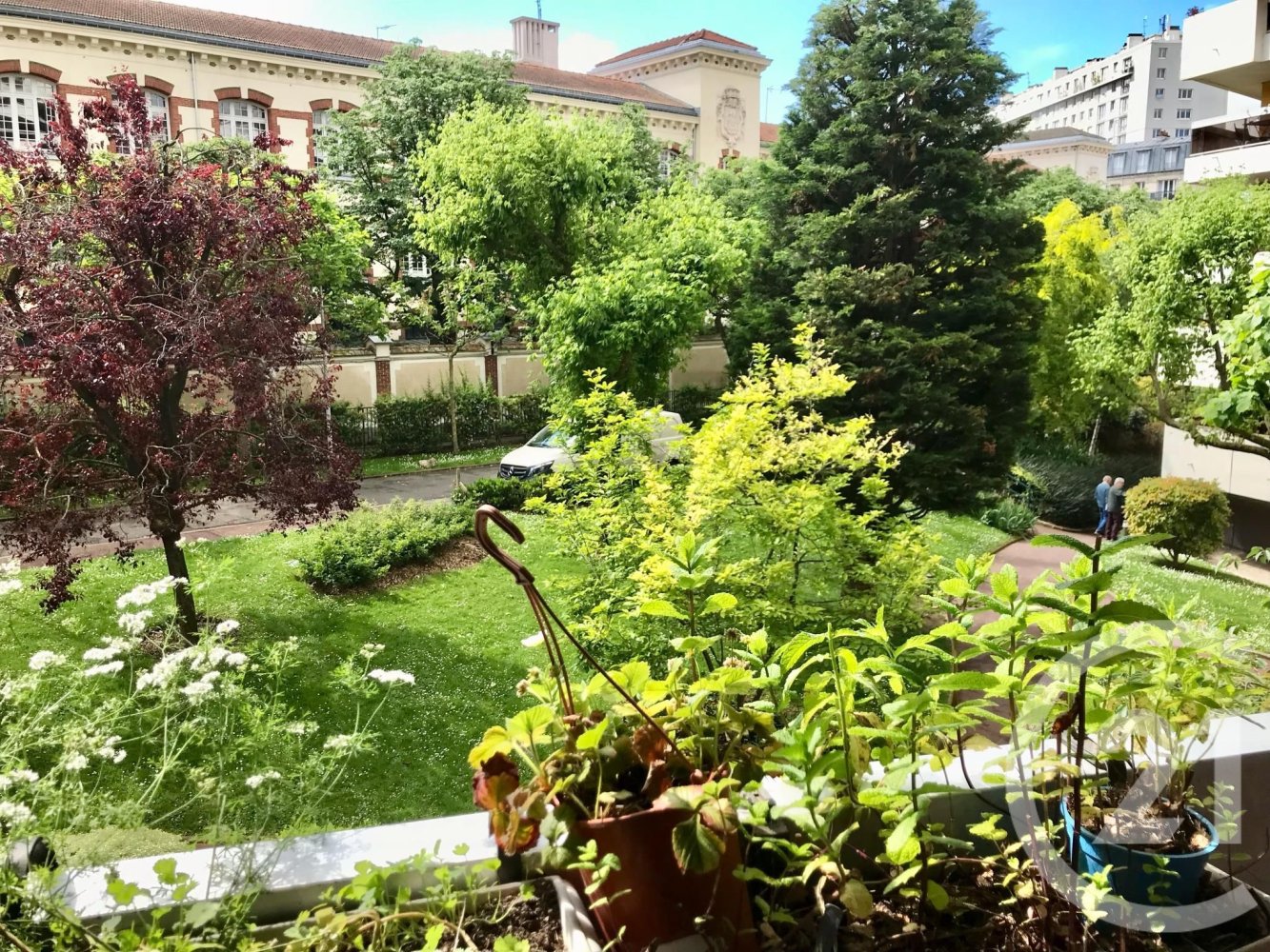 2 bedrooms Apartment in Paris, France No. 179901