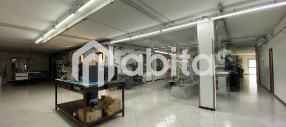 Склад 1700м² в Лоро Чуффенна, Италия № 278770 2