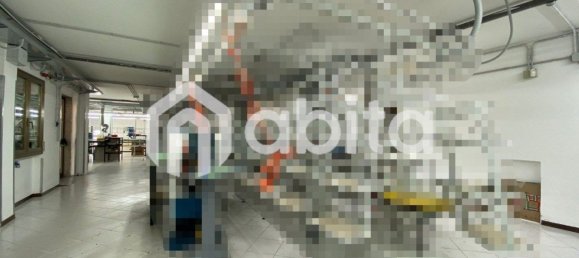 Склад 1700м² в Лоро Чуффенна, Италия № 278770 4