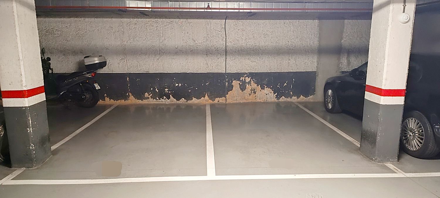  Garage in Eixample, Spain No. 191157