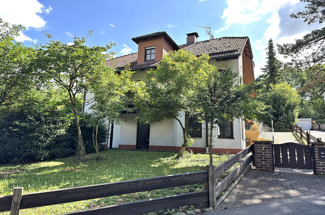 6 rooms Townhouse in Coburg, Germany No. 220886