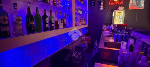 1-salle Propriété commerciale à Naples, Italy No. 59218 8