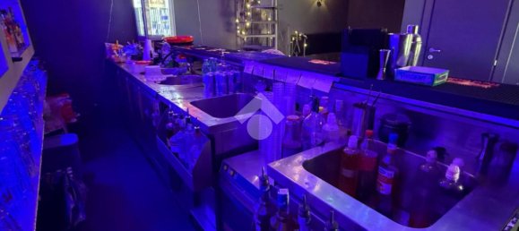 1-salle Propriété commerciale à Naples, Italy No. 59218 7