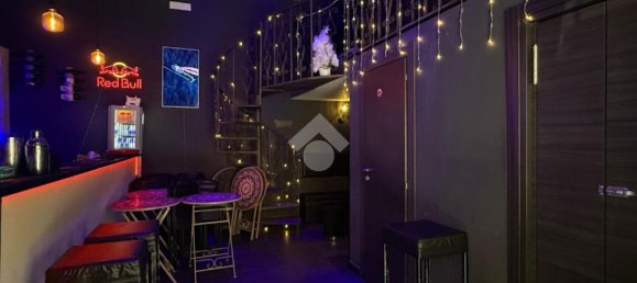 1-salle Propriété commerciale à Naples, Italy No. 59218 14