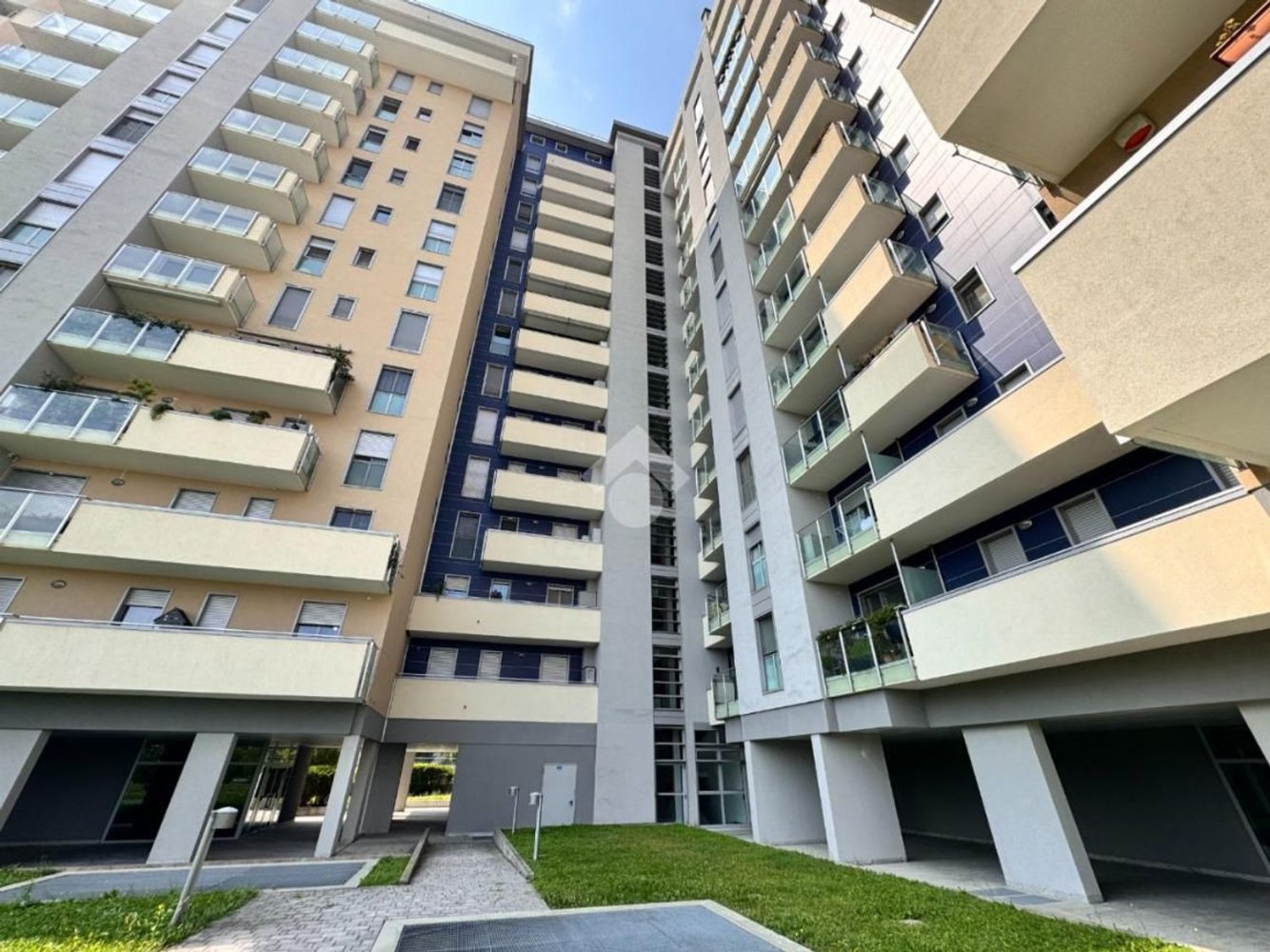 Квартира с 3 комнатами в Милан, Италия № 336880