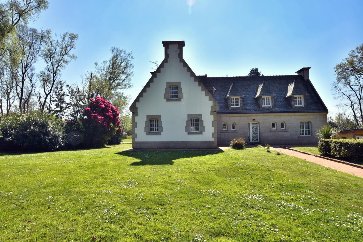 Casa de 5 dormitorios en Cast, France No. 208771