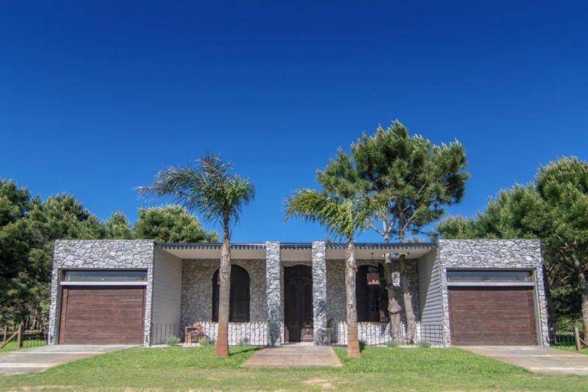 4 bedrooms House in Mar del Plata, Argentina No. 67638