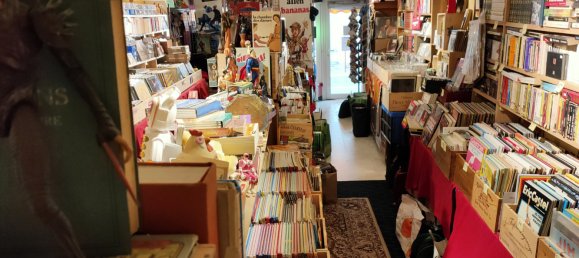 147m² Commercial property in Bourbonne-les-Bains, France No. 66961 2