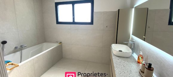 Casa de 3 dormitorios en Le Thuit, France No. 361559 13