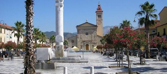 5 rooms Apartment in Carrara, Italy No. 189018 11