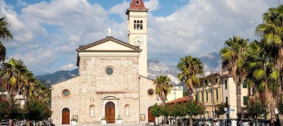 5 rooms Apartment in Carrara, Italy No. 189018 10