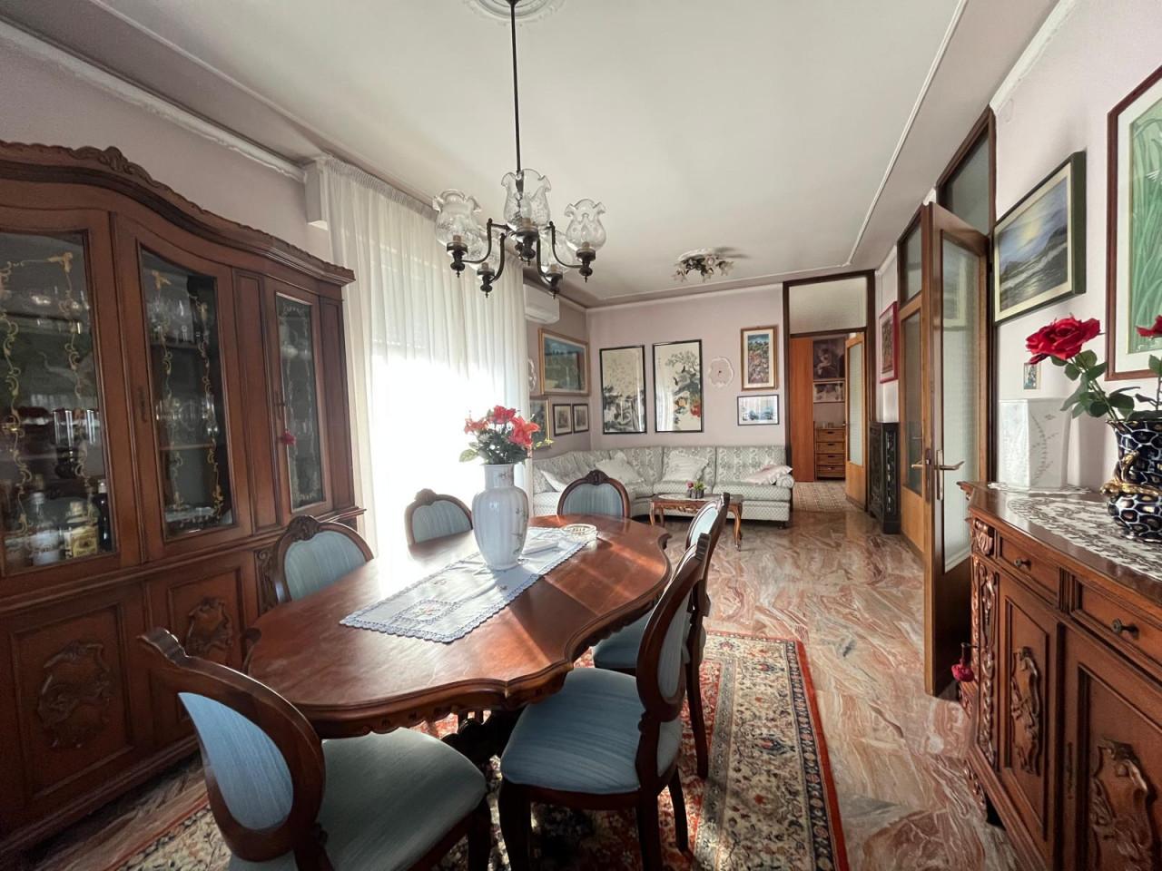 5 rooms Apartment in Padua, Italy No. 38939
