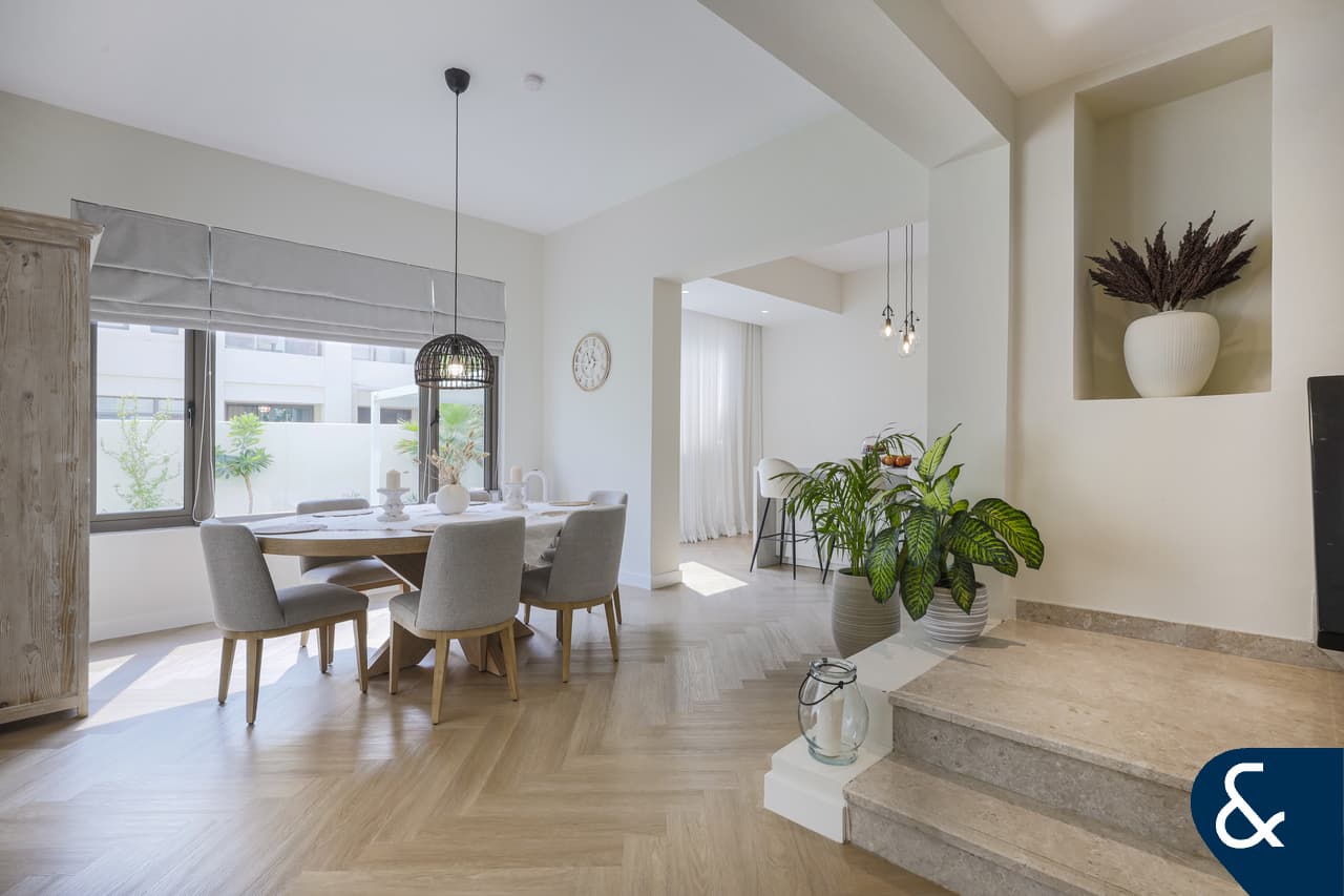 Вилла с 4 спальнями в Рим, ОАЭ № 109186