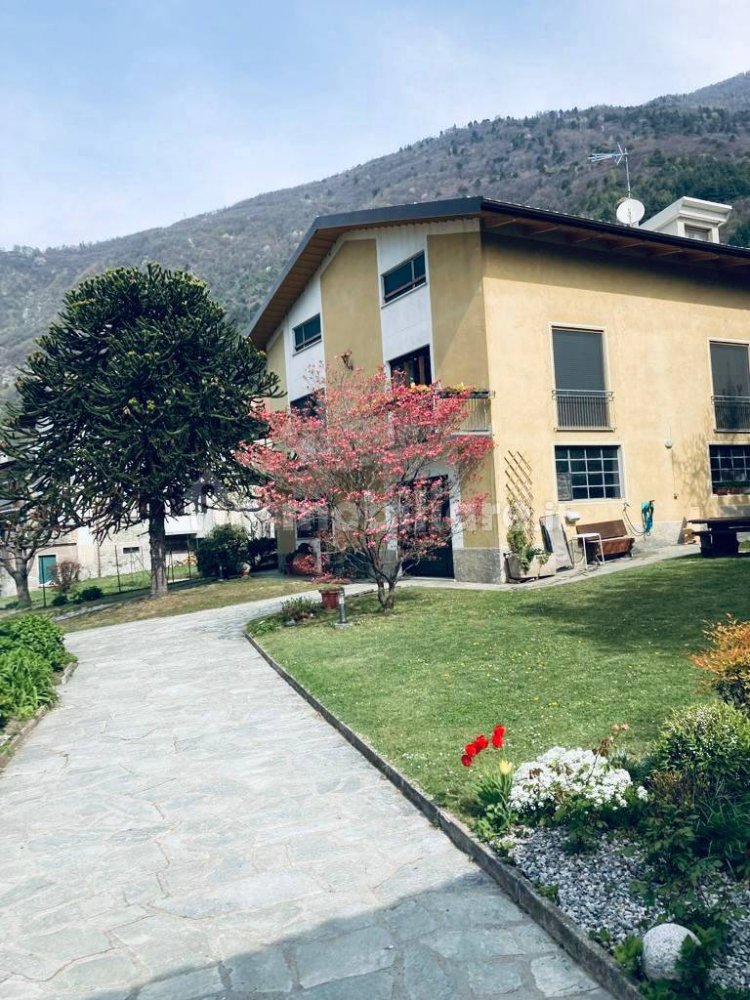 5 bedrooms Villa in Dubino, Italy No. 169541