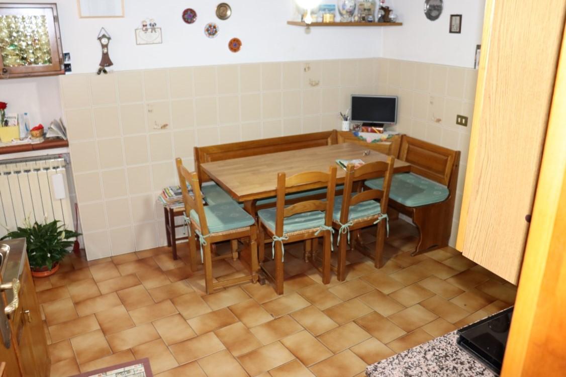 6-salle Appartement à Montevarchi, Italy No. 238082