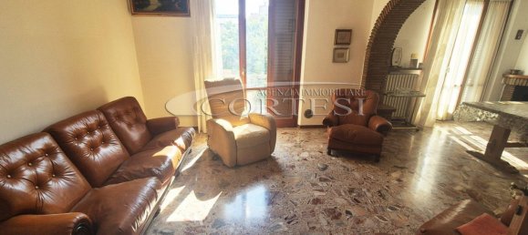 Apartamento de 4 dormitorios en Città di Castello, Italy No. 380534 8