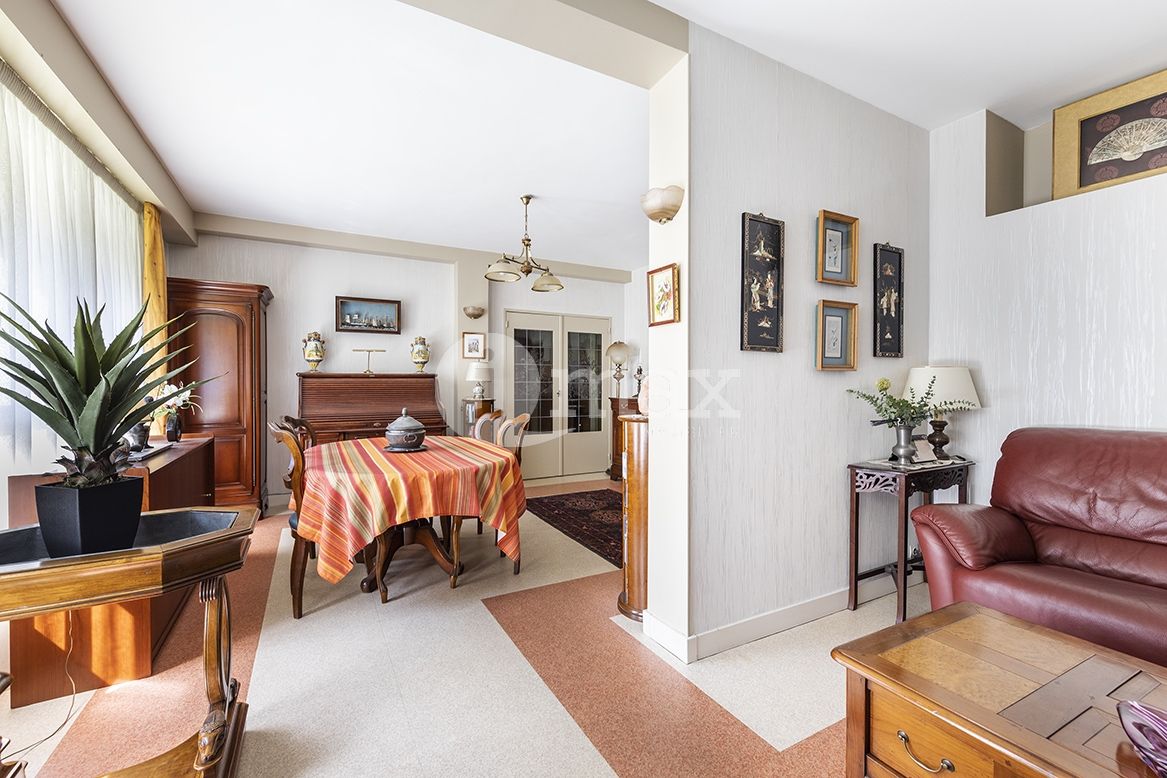 3 bedrooms Apartment in Neuilly-sur-Seine, France No. 174398