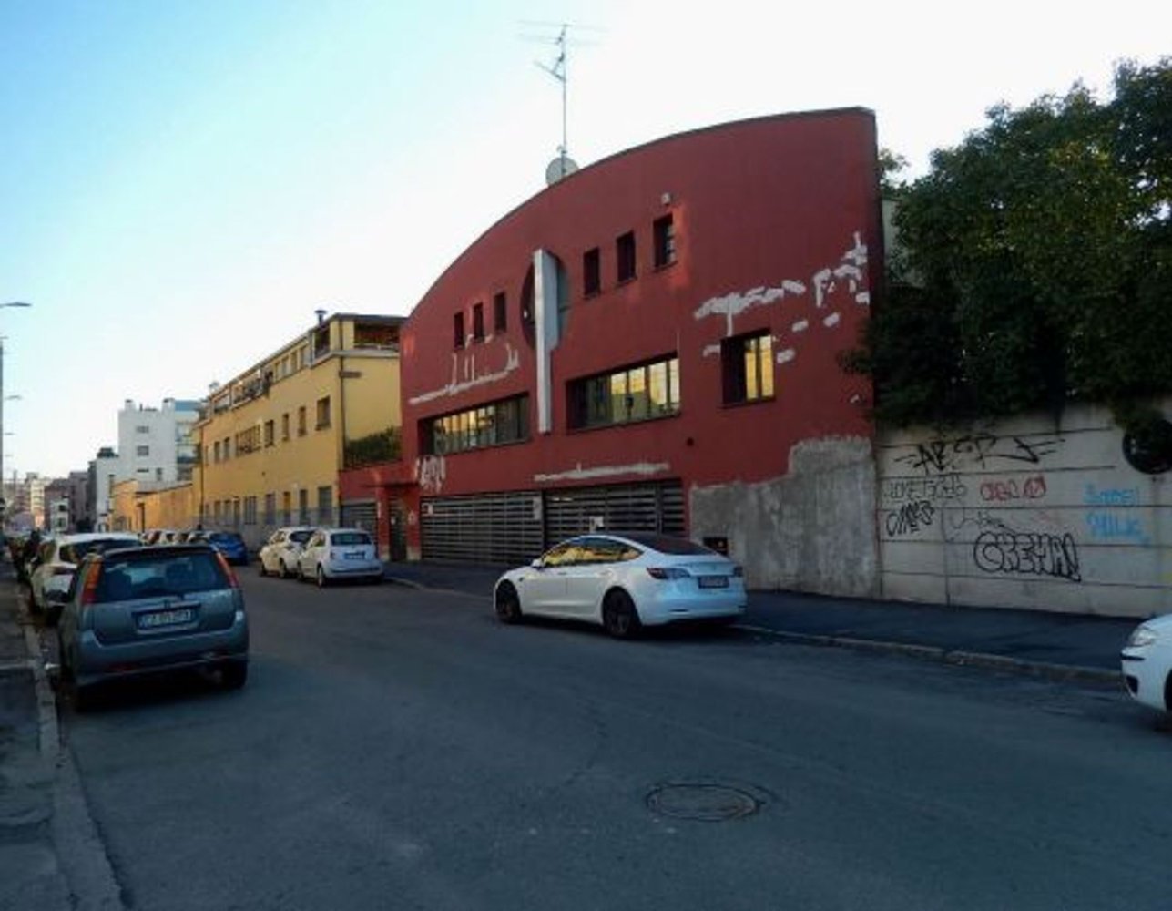 395m² Commercial property in Milan, Italy No. 248214