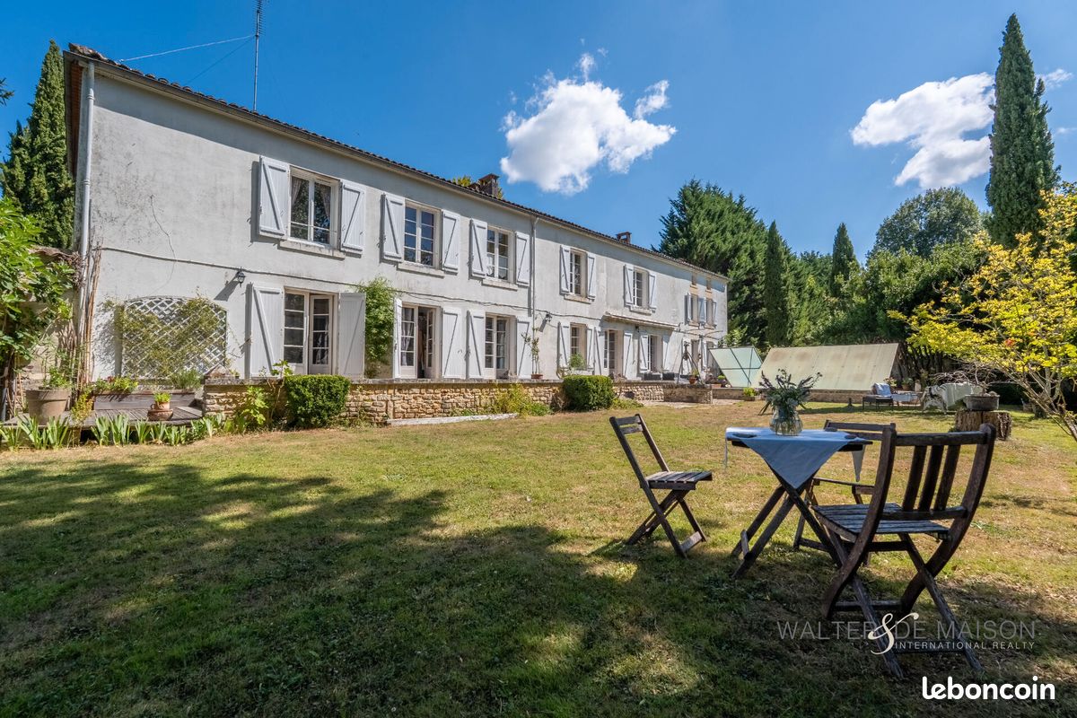 6 bedrooms House in Charente, France No. 294592