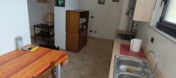 Apartamento de 4 dormitorios en Gerenzano, Italy No. 361286 3