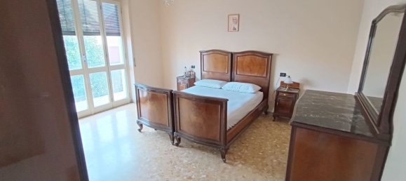 Apartamento de 4 dormitorios en Gerenzano, Italy No. 361286 10