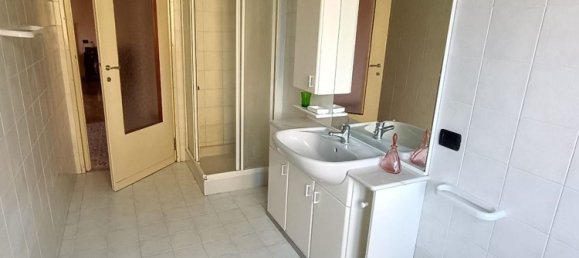 Apartamento de 4 dormitorios en Gerenzano, Italy No. 361286 17