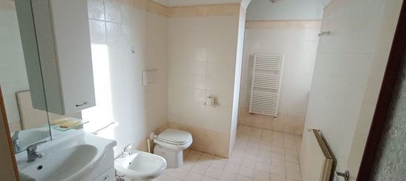 Apartamento de 4 dormitorios en Gerenzano, Italy No. 361286 19