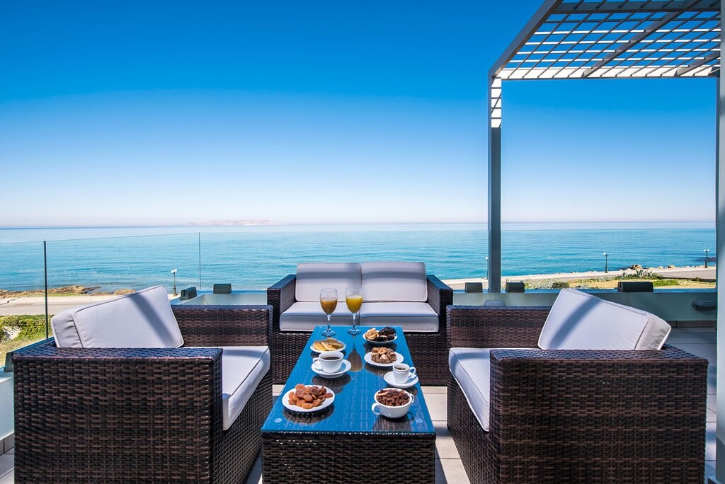 Недвижимость с 4 спальнями в Ираклион, Греция № 3766