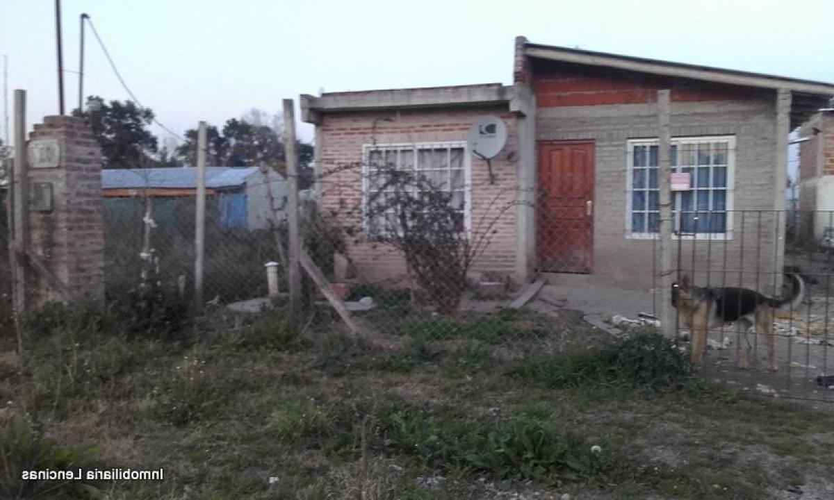 Casa de 2 dormitorios en Berazategui, Argentina No. 77382