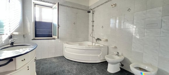5 rooms Apartment in Pozzuoli, Italy No. 146645 6