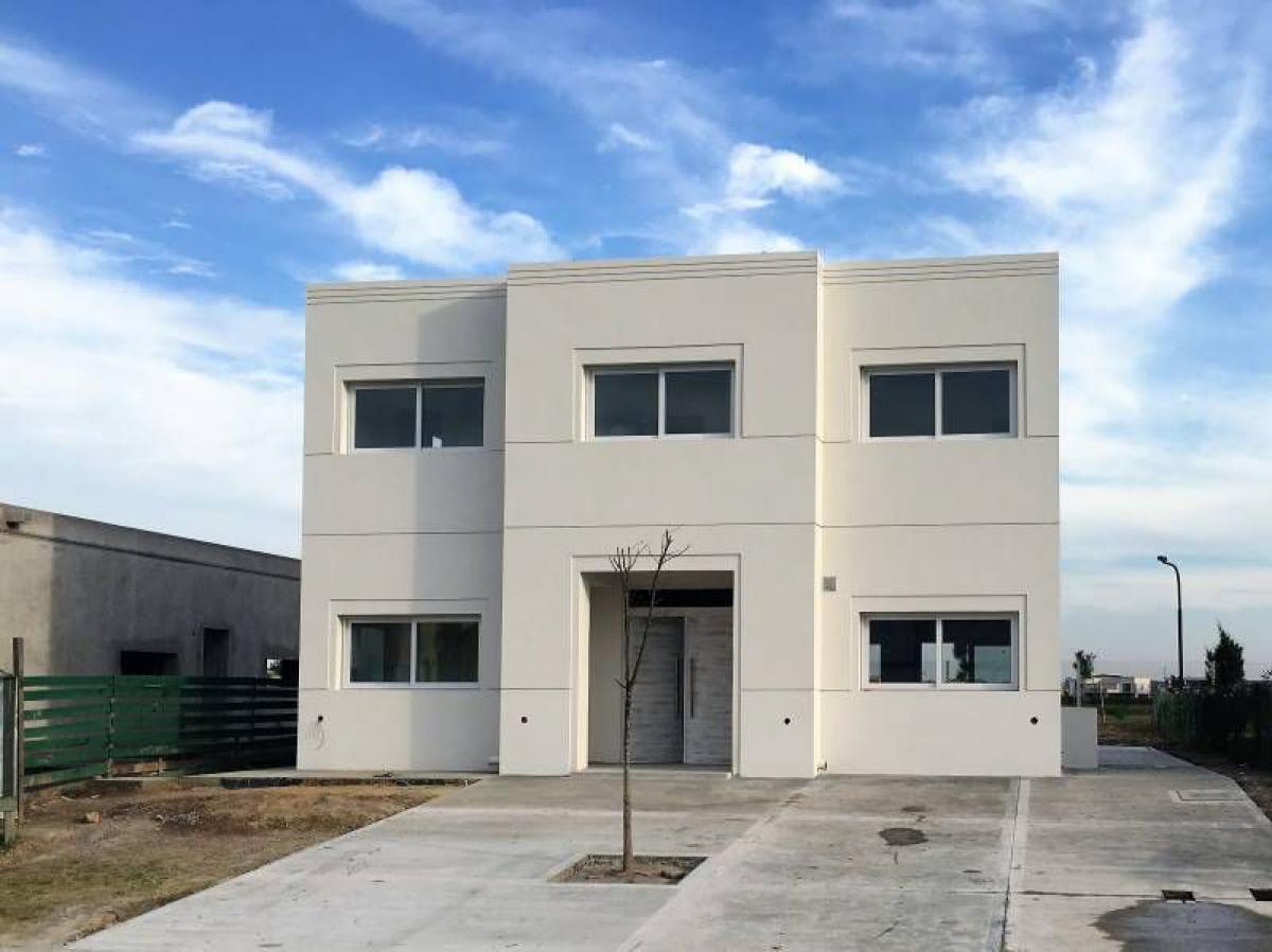 Casa de 3 dormitorios en Tigre, Argentina No. 2435