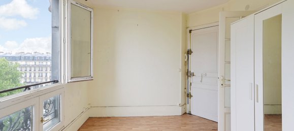 Studio in Paris, France No. 286593 2