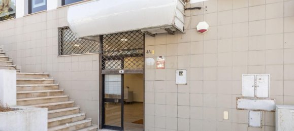 65m² Commercial property in Almada, Portugal No. 291626 17