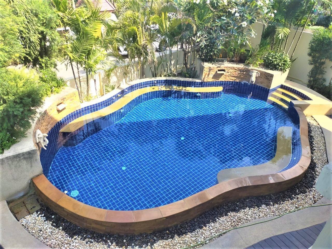 Café/restaurante de 3 dormitorios en Pattaya, Thailand No. 1099